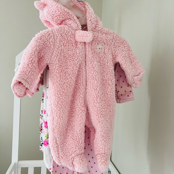 Baby Girl Clothes Lot Newborn 0 - 6 Months Pajama Bodysuit Onesies Footsies - Picture 3 of 16